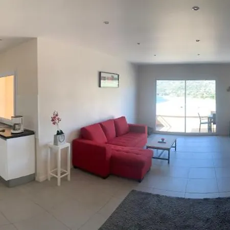 Apartment Avec Piscine A 50 M De La